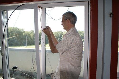 Koen zorgt voor de aansluiting van de rotor-bedienkast